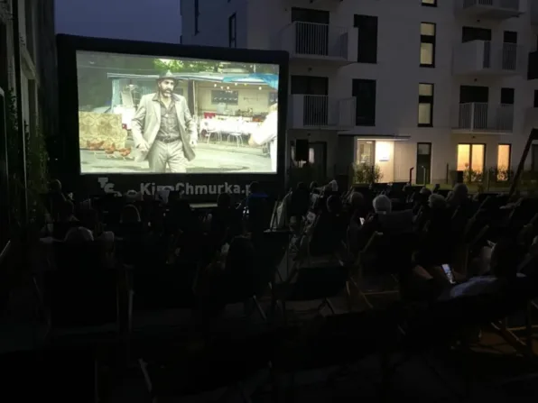 Kino letnie na Osiedlu Neonowe w Częstochowie, czyli sąsiedzka integracja pod gołym niebem!